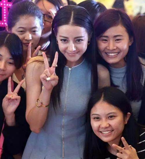 路人与明星,意外邂逅引发网友热议！”